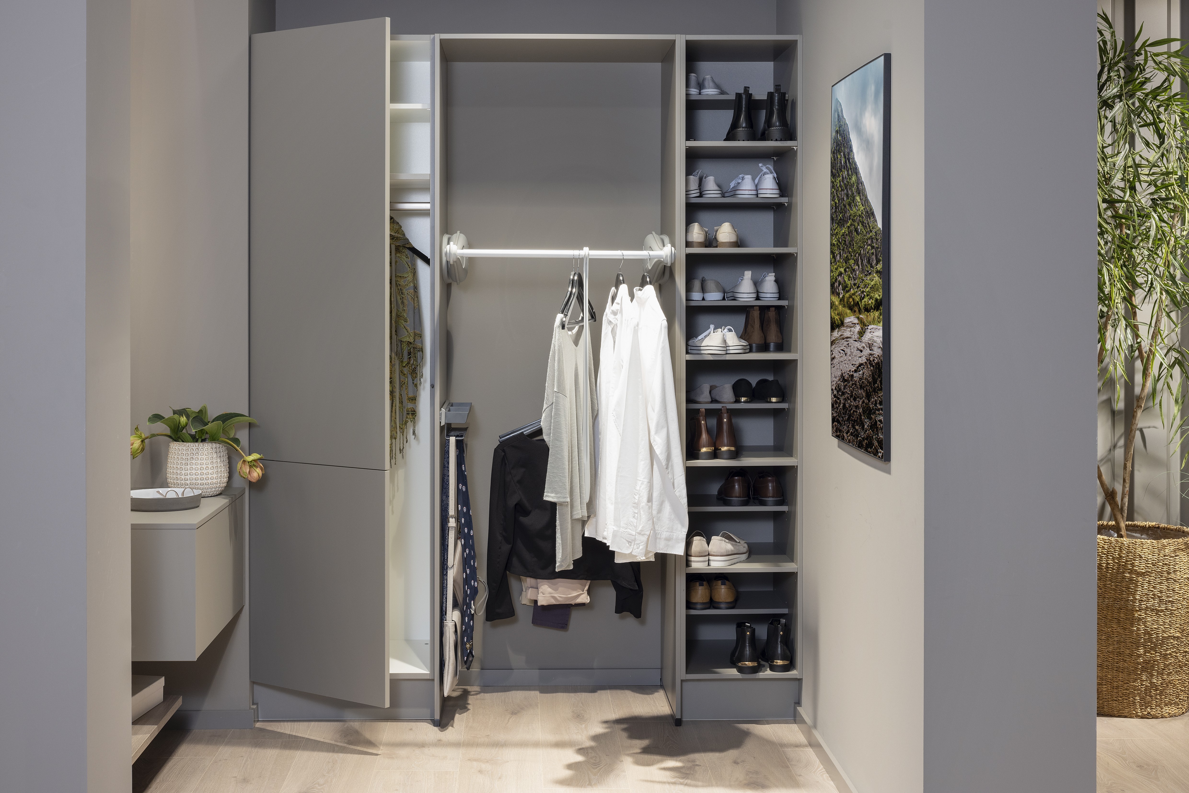 Korpus: 071 Taupegrau Front: 970 Lacklaminat, Taupegrau ultramatt Griff: Pto, grifflos  Features: Garderobe, Schuhschrank 