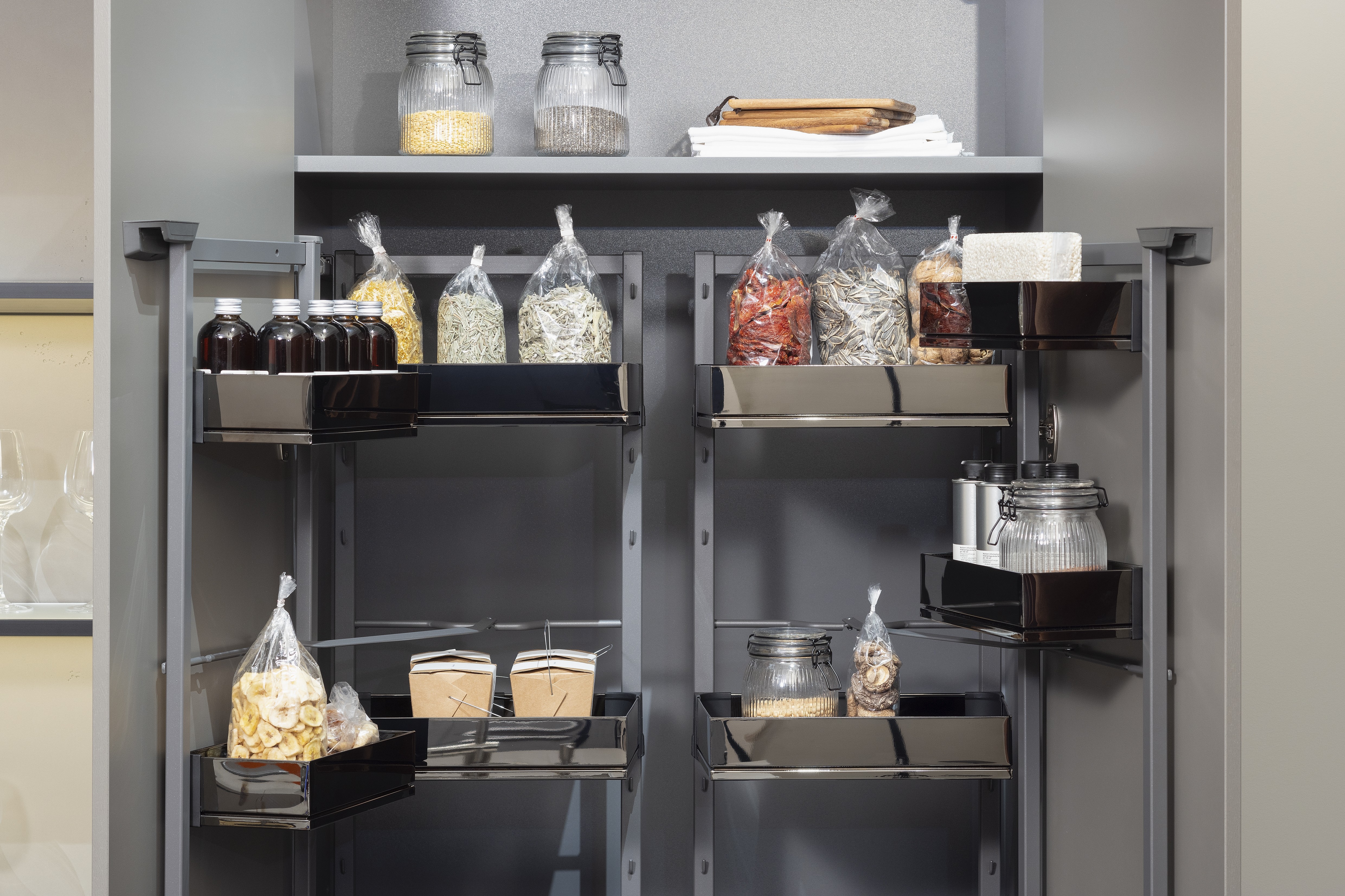 APL: 171 Greige 16 mm Front: AV 7010-GL Beton-grau, mineralischer Spachtelbeton (PUResist, PURemmision) Front Lack Orange Korpus: 2059 Designkorpus Titan Griff: Metall Black Chrome und Kehlleiste 359 Greige matt Kehlleiste Graphit gebürstet Geräte: Gaggenau Armatur: Franke Spüle: Franke  Features: Betonoberfläche individuell nachbearbeitet, Nischenrückwand Regal Betonoberfläche, Sideboard Orange mit offenen Schubkästen in Plexiglas Orange exklusives Auszugssystem im Schrank für mehr Stauraum, Sideboard 