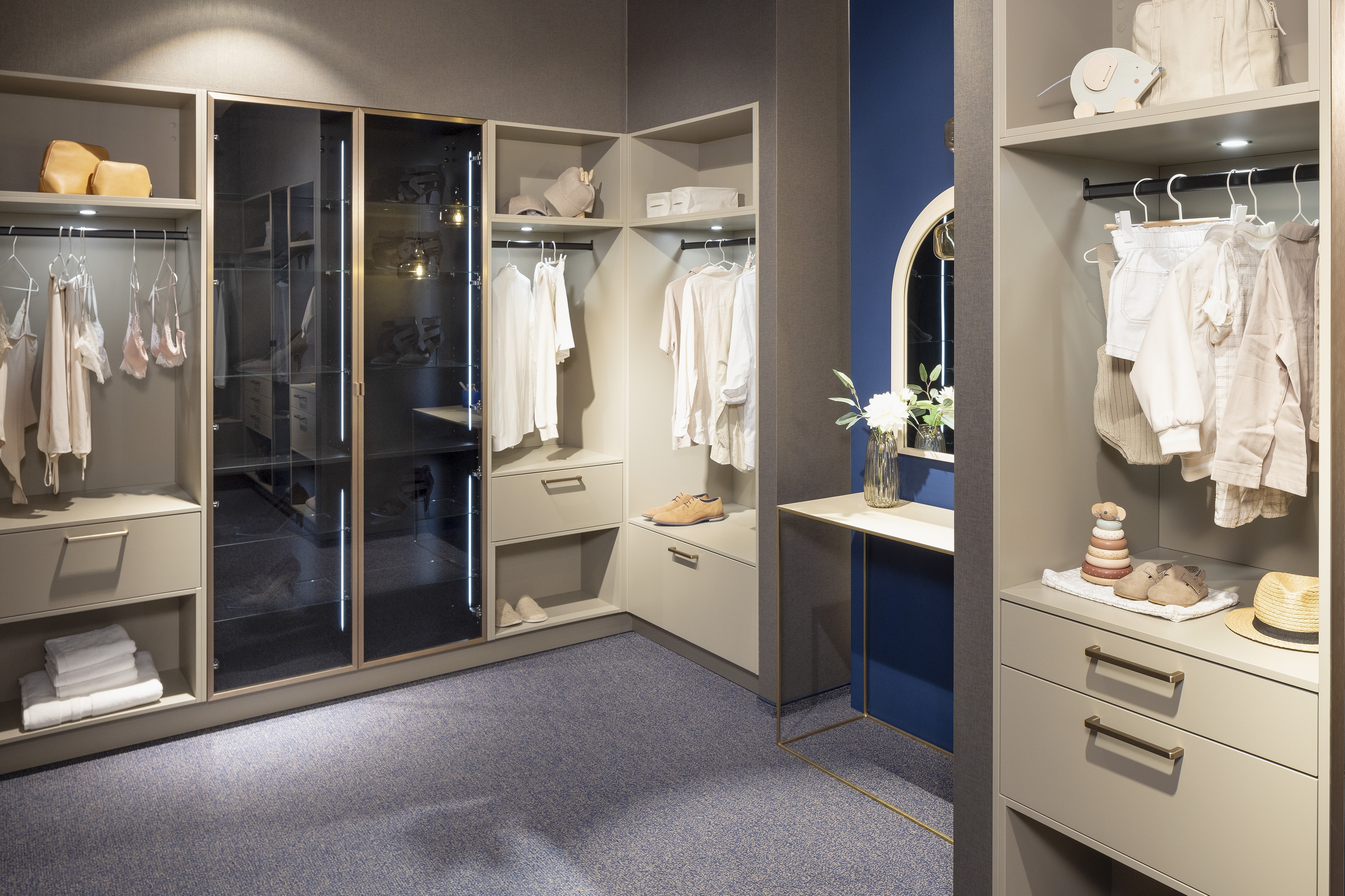 Front: Porto Selection Mattlack Umbra-natur Korpus: 4077 Kristallweiß Griff: 526 Metall Bronzefarben  Features: Ankleidezimmer,