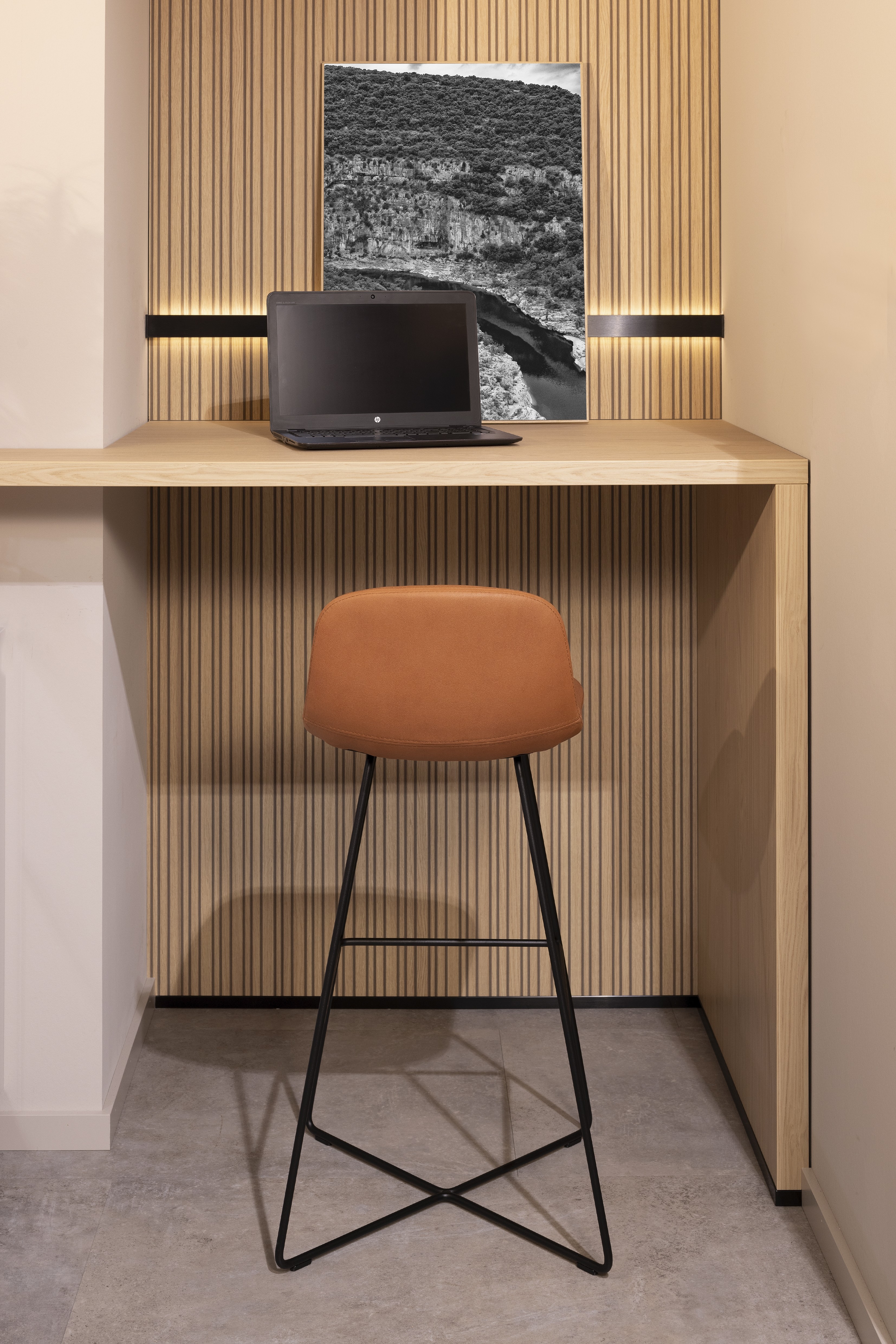 Front: 519 Lack, Seidengrau Hochglanz 362 Eiche Como NB Griff: Push to Open, Schalousienschrank Geräte Bora Downdraft, Bauknecht Spüle: Schock Armatur: Nobili  Features: Living in Küche integriert bzw. gleiche Materialwahl, Materialmix, Rückwand Rillenoptik, Oberschrank Schwarz Glas Lamellen, Touch to open (elektrisch - Climber), Ecklösungen mit Karussell bzw. andere Ecklösung, Arbeitsplatz in Küche integriert, Apothekenschrank, Aluminium Regal Sign-Emotion (Nobilia spezifischer Begriff), Lichtblende