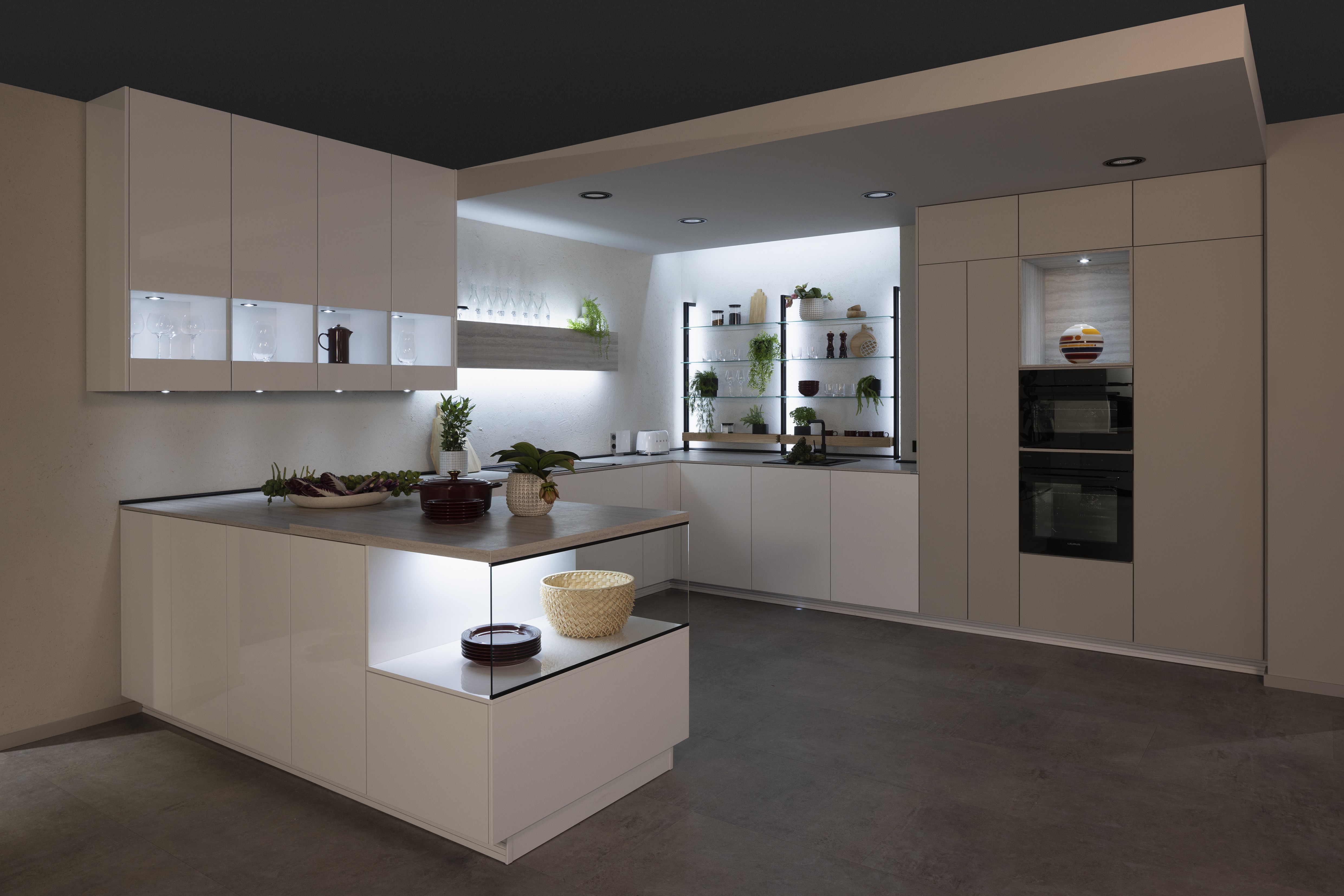 APL: 349 Travertin Sandgrau NB Korpus: 193 Alpinweiß Front: 516 Lack Alpinweiß Hochglanz Griff: Push to open Geräte: Laurus Ofen, Kochfeld Faber Armatur: Gessi Spüle: Elleci  Features: verschiedene Lichtstimmungen (Philips), Vitrinen Beleuchtungen, Aluminium Regal Schwarz mit Lichtblende, Steckdosen, Backofen-Kombi-Lösung, Handtuchhalter, Ecklösung Le Mans Auszug.