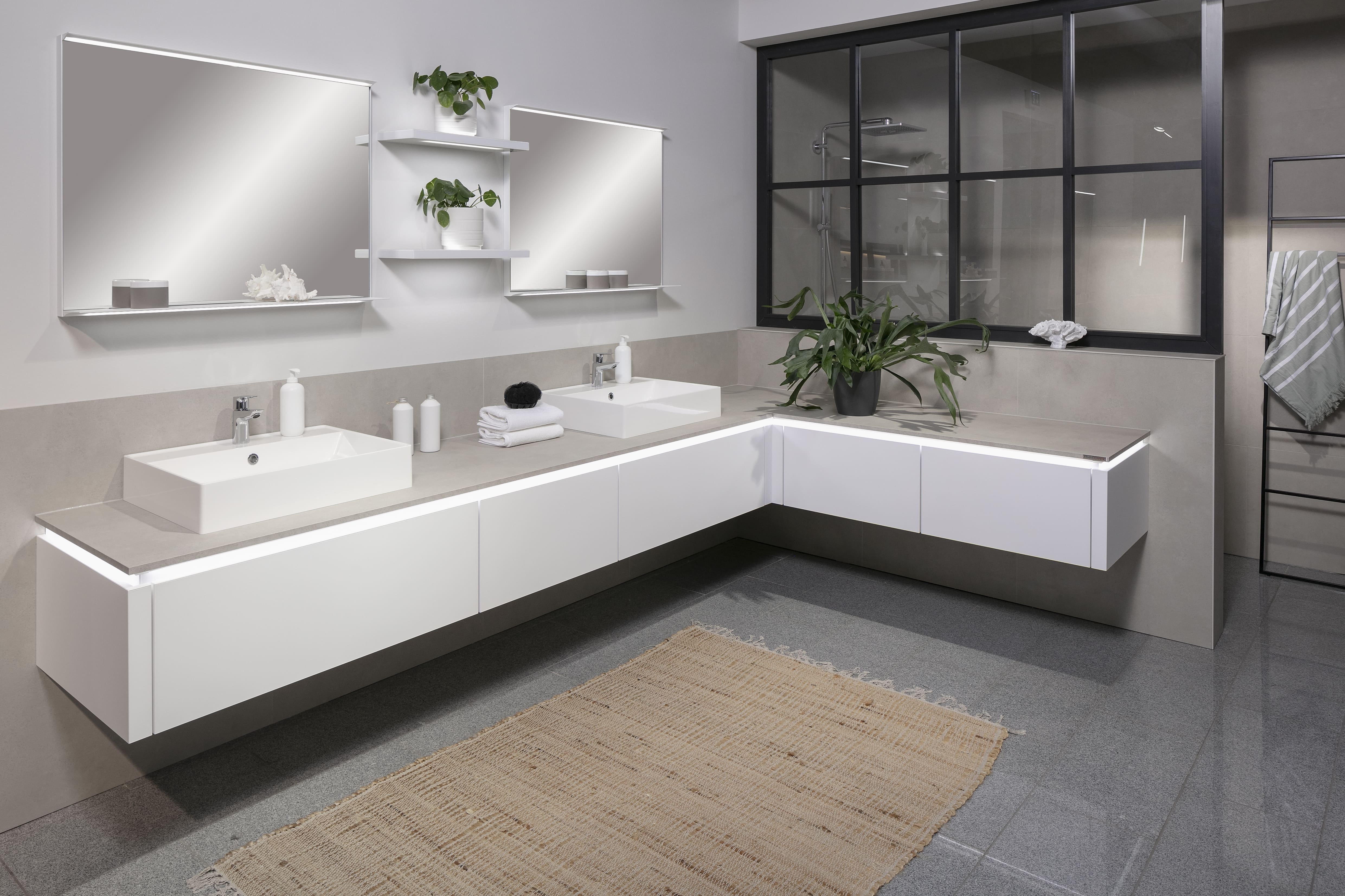 Modernes Bad in weiß mit Waschtisch mit zwei Waschbecken.