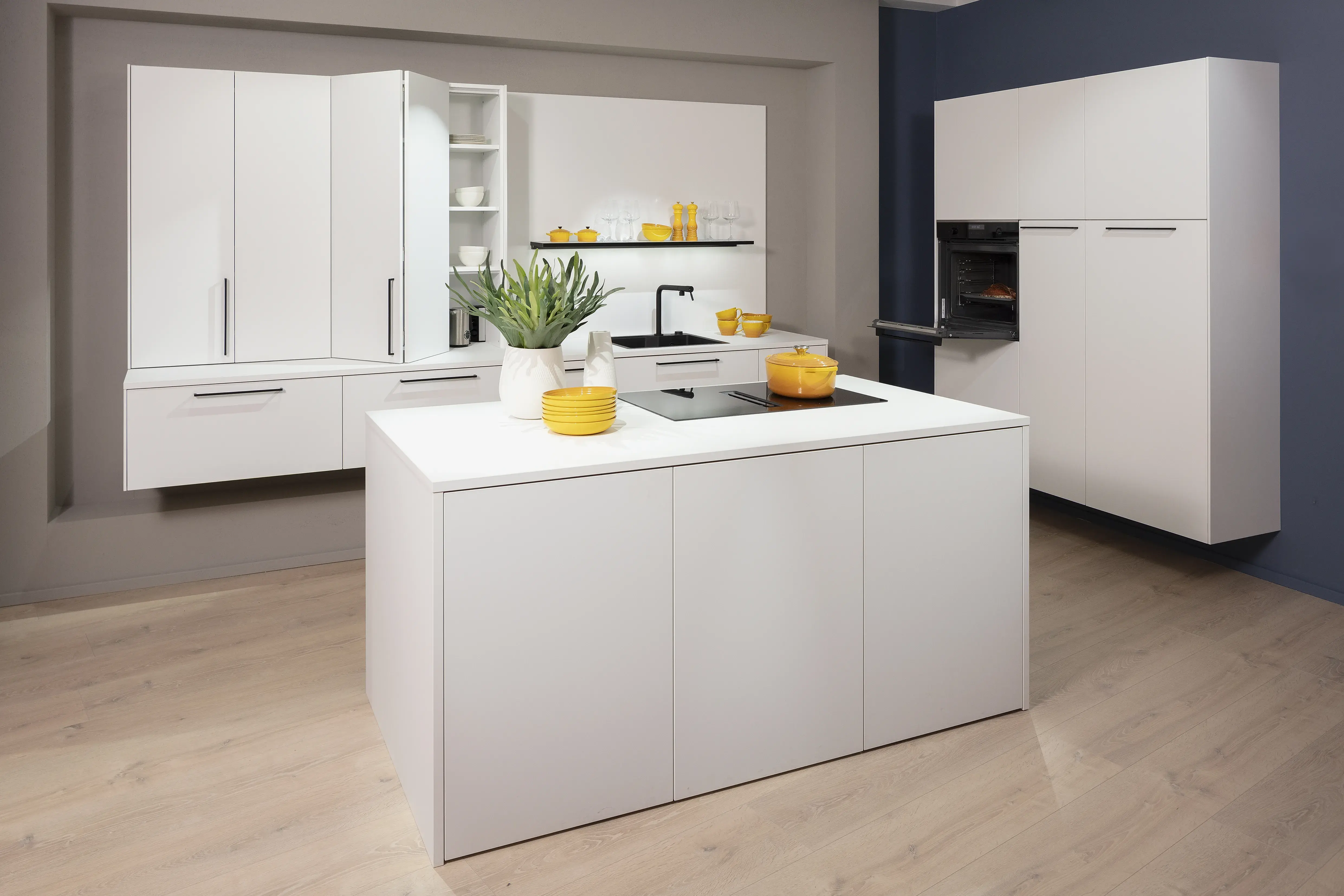 Küche in Kristallweiß mit Insel und offenem Schrank. 