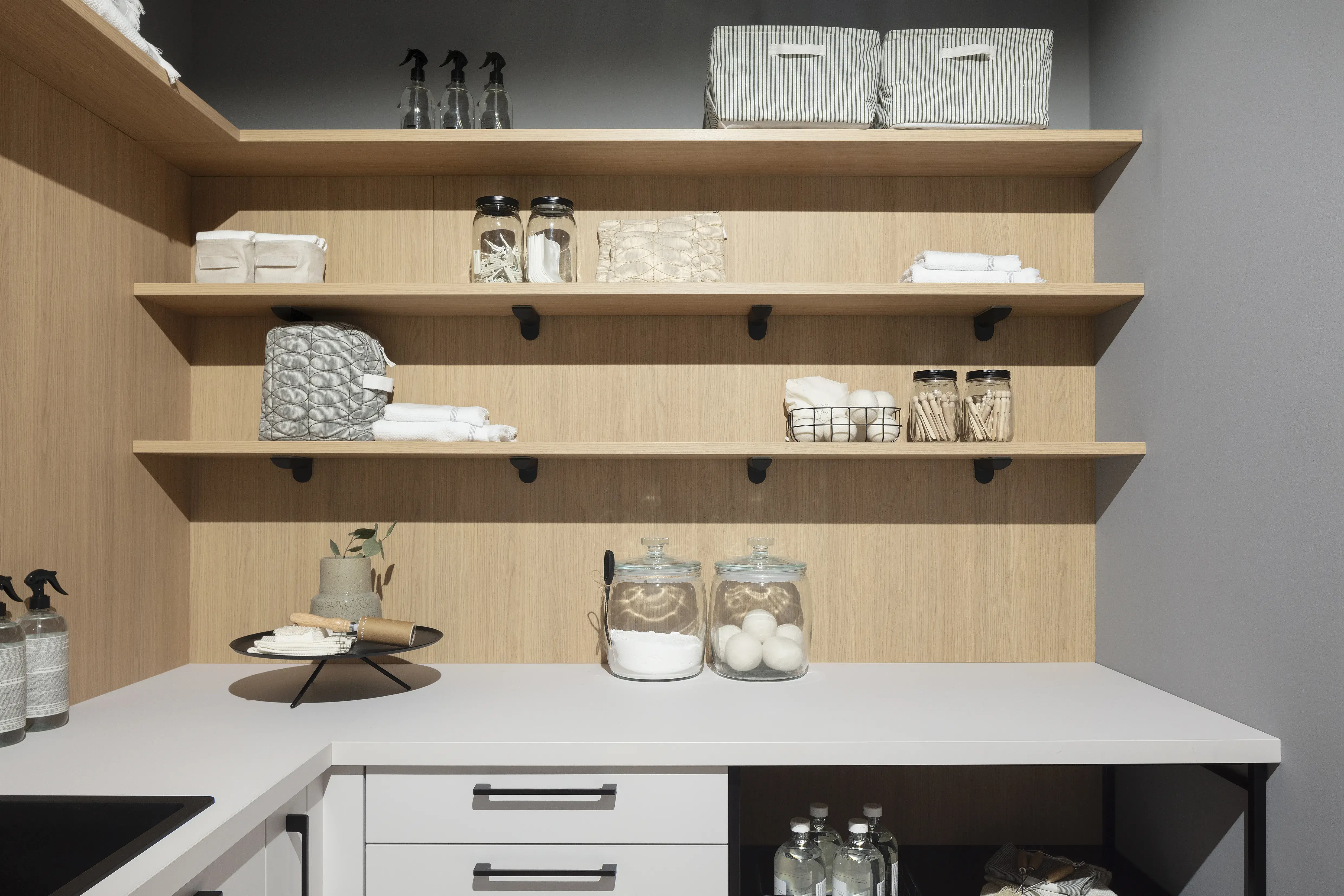 Wandboard, Arbeitsfläche und Stauraum von Häcker. 