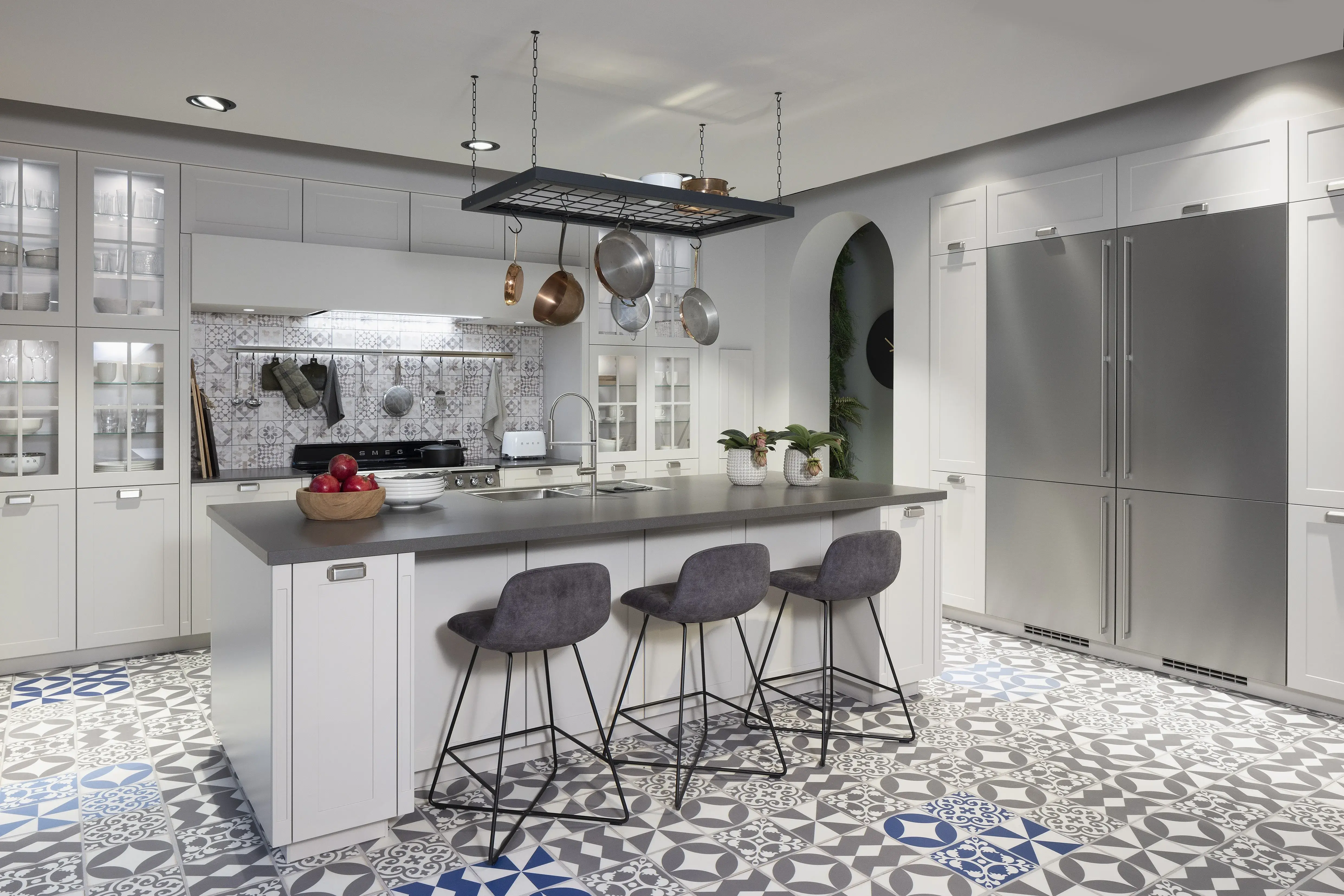 APL: 809 Epic Ash Grain Korpus: 122 Sand Front: 788 Lack, Sand matt  Griff: Aufschraubgriffmuschel Edelstahl-farbig Geräte: Smeg Armatur: Nobili Spüle: Rodi  Features: Landhaus modern, neue Front, Landhaus Backofen von Smeg, bedruckte Fliese als Nischenrückwand, beleuchtete Vitrinen mit Gitter (Landhaus), neue Griffmuschel, eingekofferte Schranklösung, 70er Geräte Einbaukühlschrank mit Front Inox in Edelstahloptik, Thekenlösung mit Barhockern, Dunstabzug als Esse eingebaut, Lichtlösung Dunstabzug. 