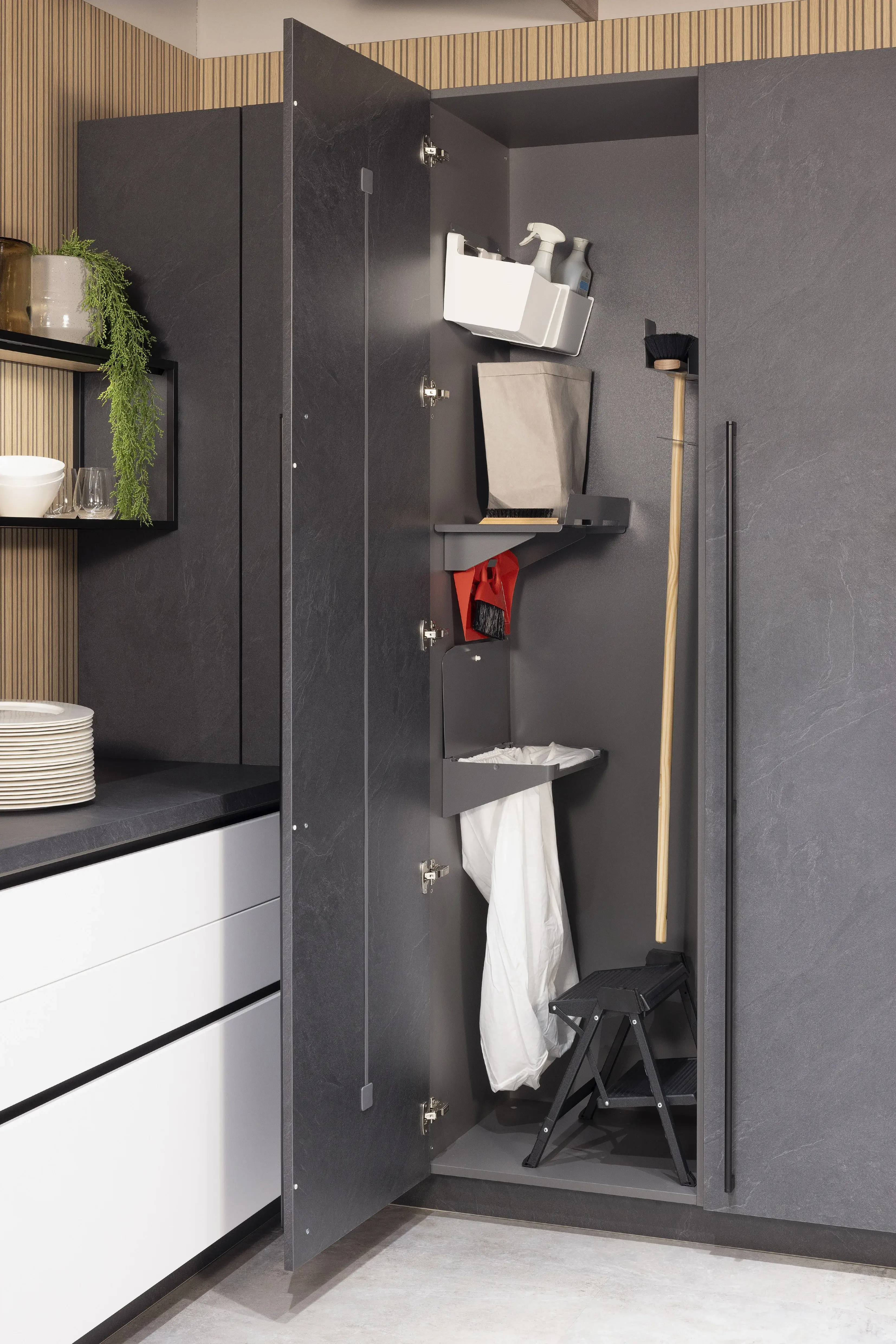 Korpus: 191 Alpinweiß Front:  Grauschiefer NB Griff: Schwarz   Features: HWR-Schrank, Griffe schwarz Metall