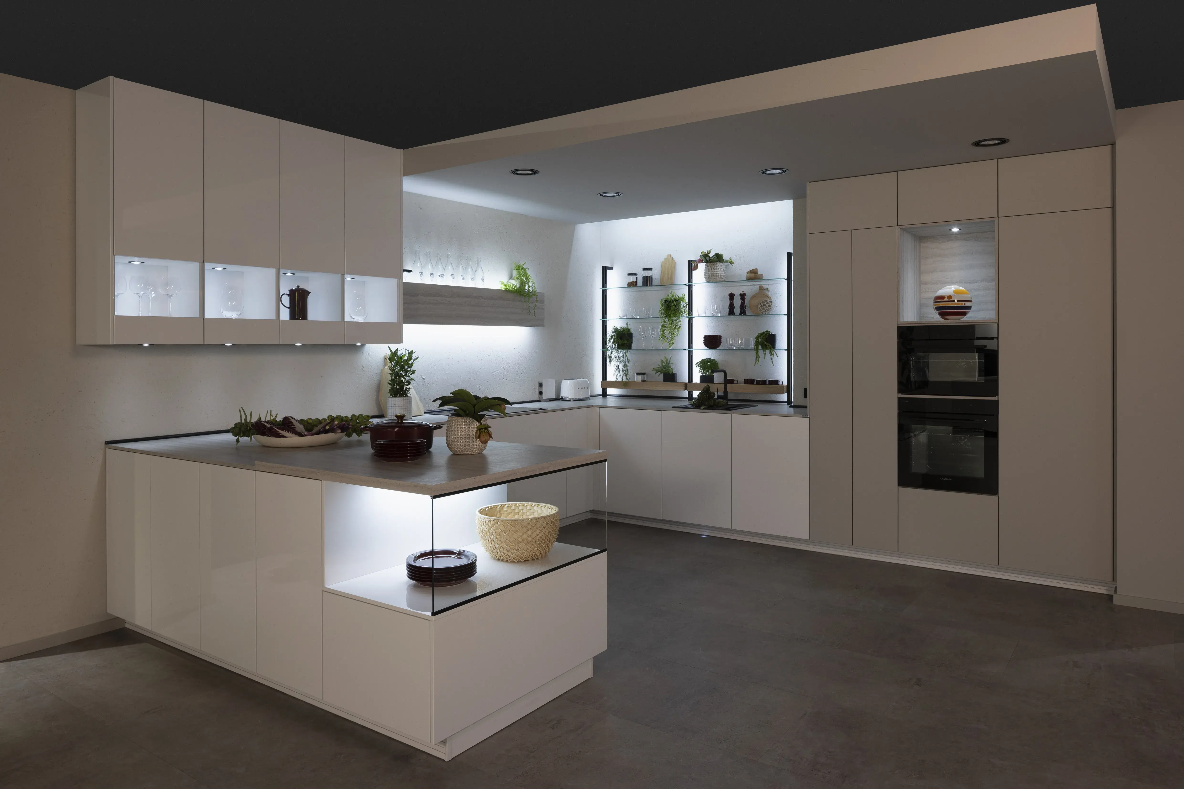 APL: 349 Travertin Sandgrau NB Korpus: 193 Alpinweiß Front: 516 Lack Alpinweiß Hochglanz Griff: Push to open Geräte: Laurus Ofen, Kochfeld Faber Armatur: Gessi Spüle: Elleci  Features: verschiedene Lichtstimmungen (Philips), Vitrinen Beleuchtungen, Aluminium Regal Schwarz mit Lichtblende, Steckdosen, Backofen-Kombi-Lösung, Handtuchhalter, Ecklösung Le Mans Auszug.