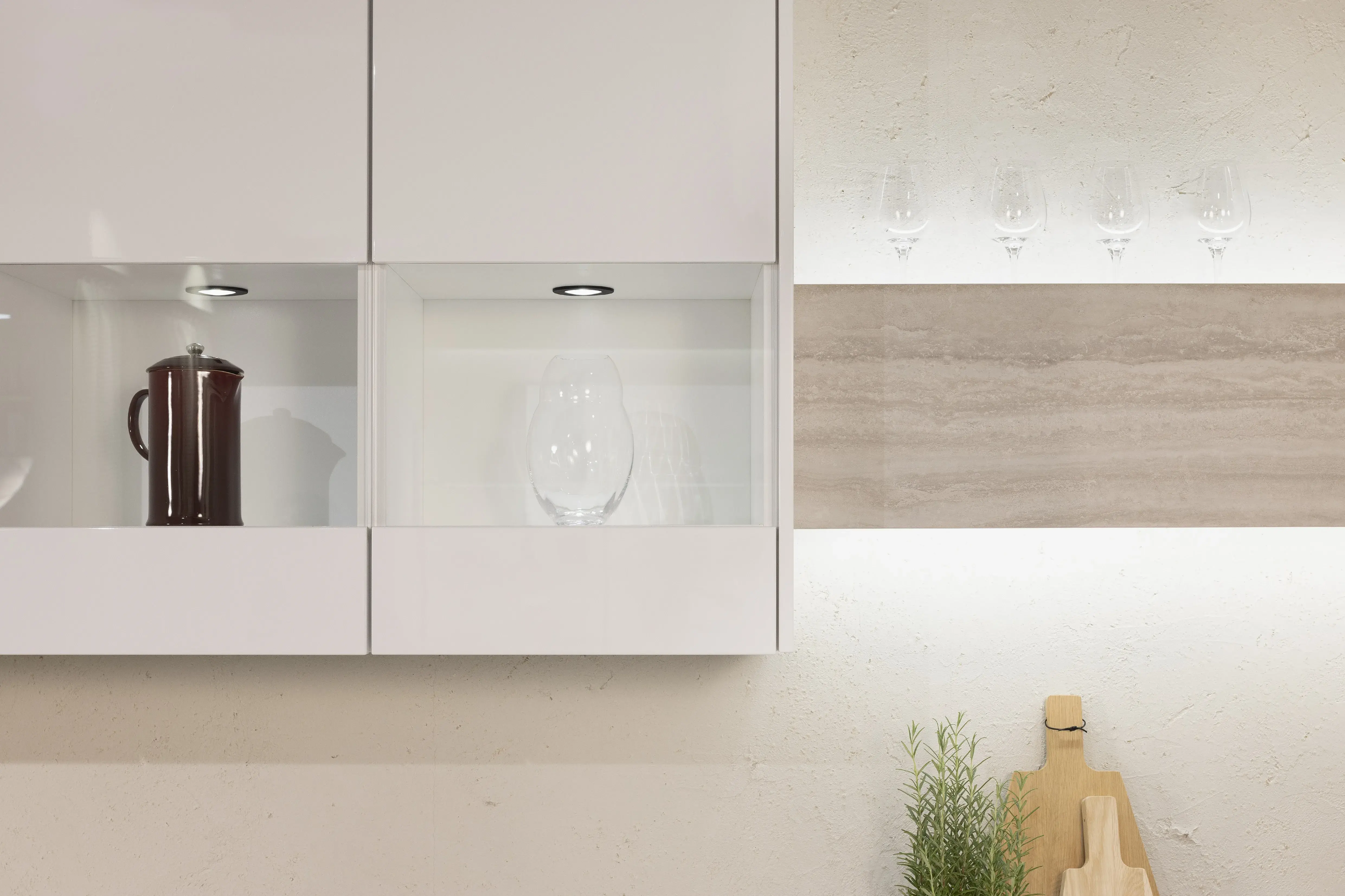 APL: 349 Travertin Sandgrau NB Korpus: 193 Alpinweiß Front: 516 Lack Alpinweiß Hochglanz Griff: Push to open Geräte: Laurus Ofen, Kochfeld Faber Armatur: Gessi Spüle: Elleci  Features: verschiedene Lichtstimmungen (Philips), Vitrinen Beleuchtungen, Aluminium Regal Schwarz mit Lichtblende, Steckdosen, Backofen-Kombi-Lösung, Handtuchhalter, Ecklösung Le Mans Auszug.