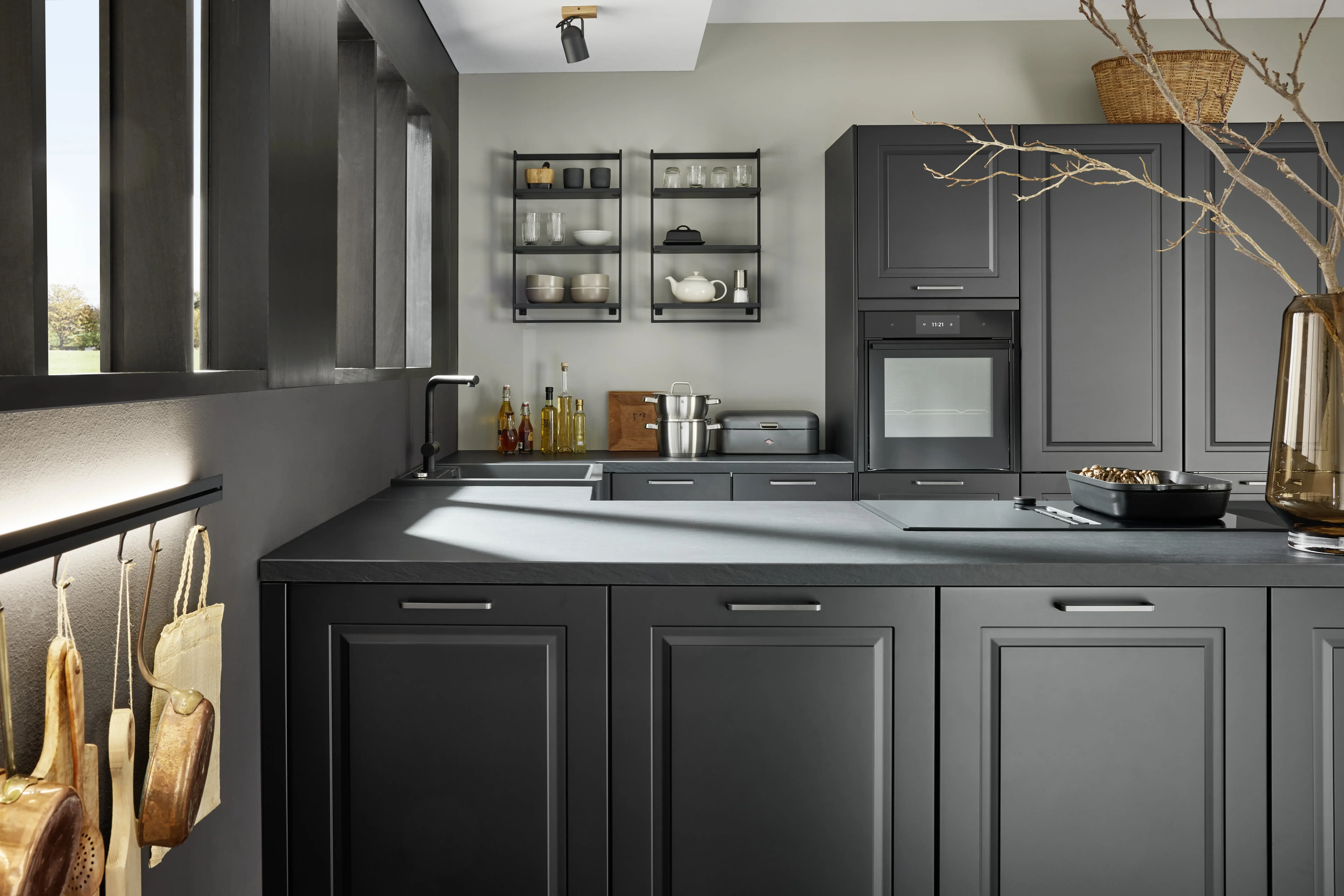 NOBILIA Sylt schwarz mit Neff Geräten - Gegenschuss