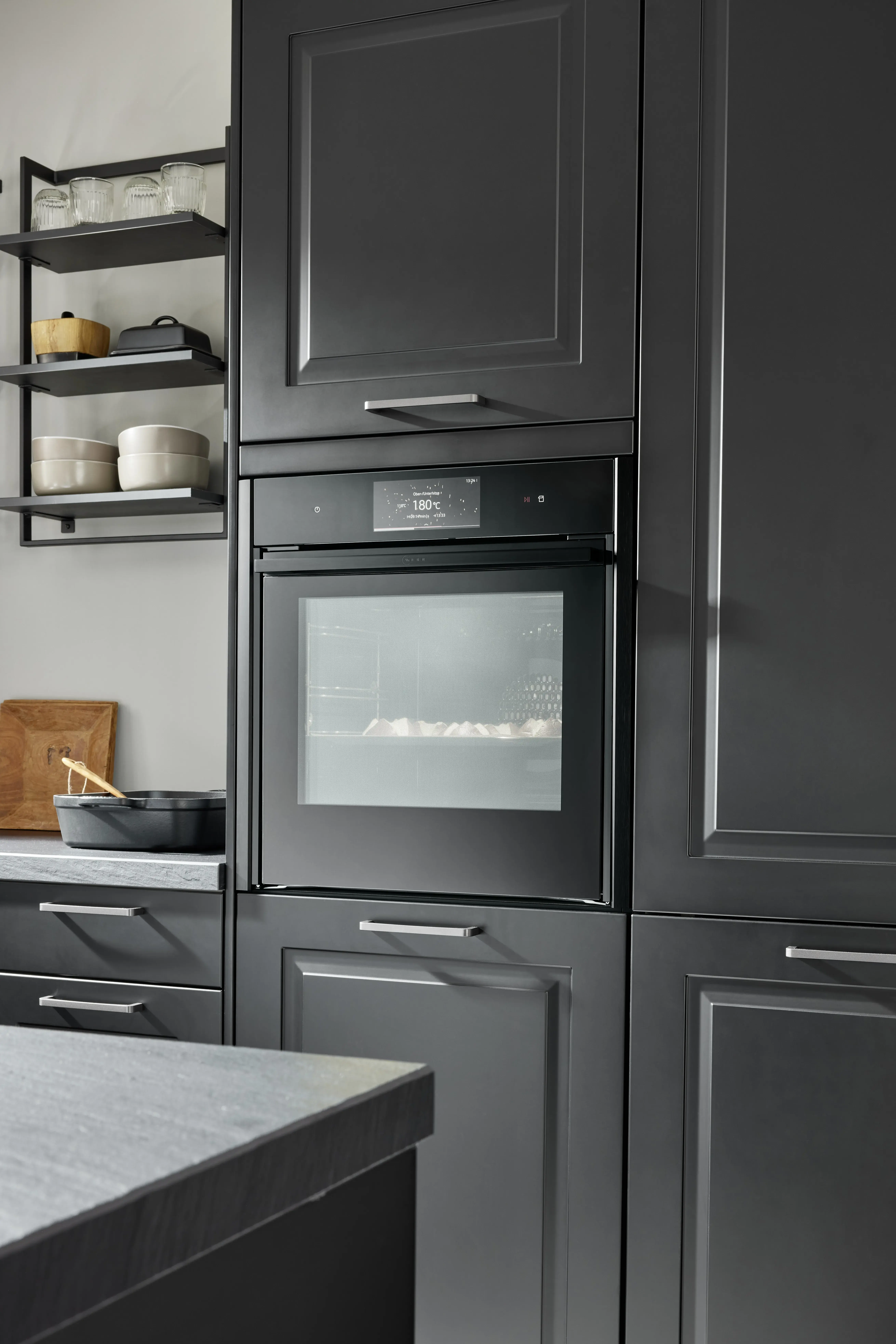 NOBILIA Sylt schwarz mit Neff Geräten - Fokus auf Backofen, Einbaugerät mit digitalem Display und Touchbedienung