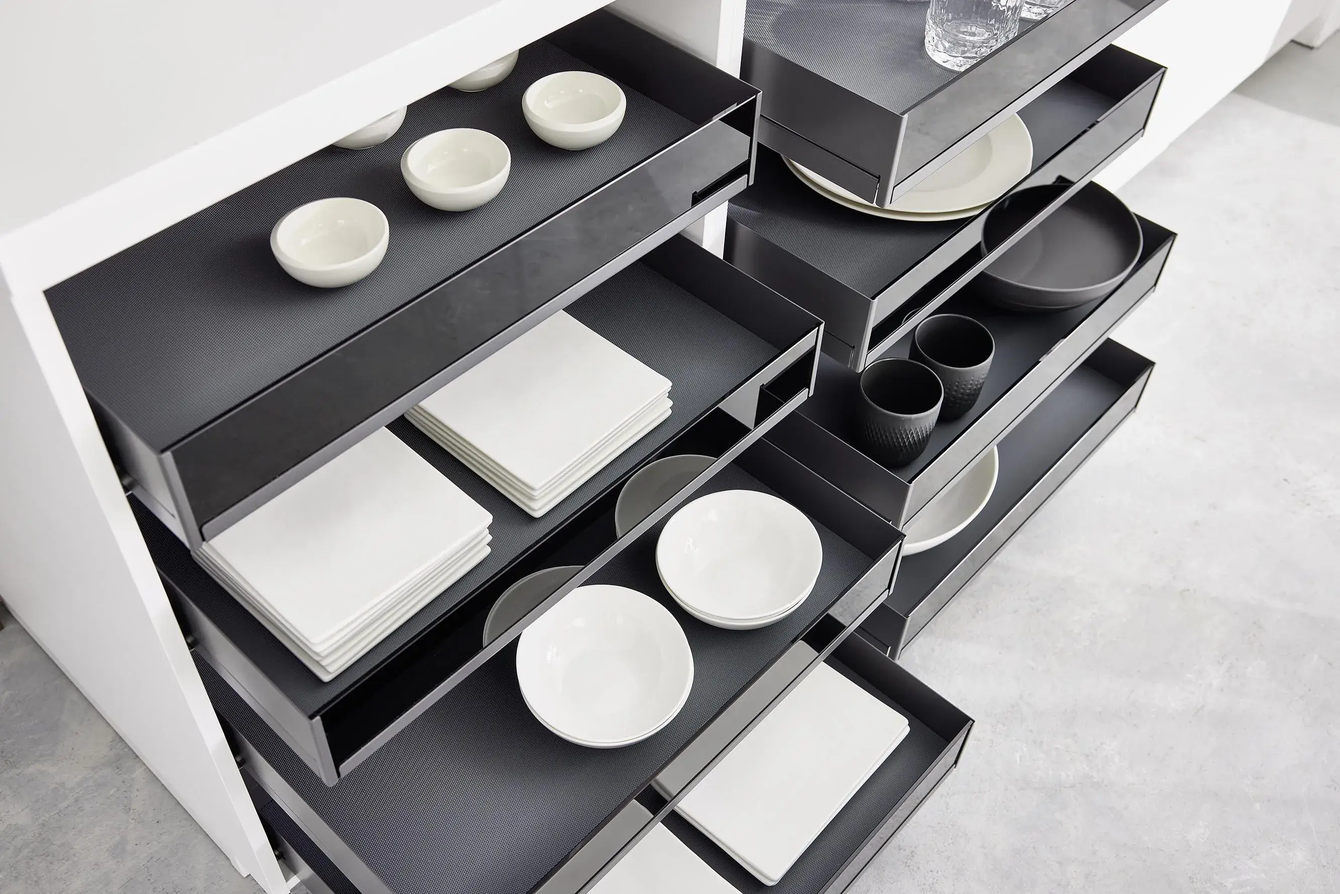 NOBILIA Alpinweiß Moodshot - Schubladen Topshot, geöffnet mit Geschirr gefüllt, grifflos