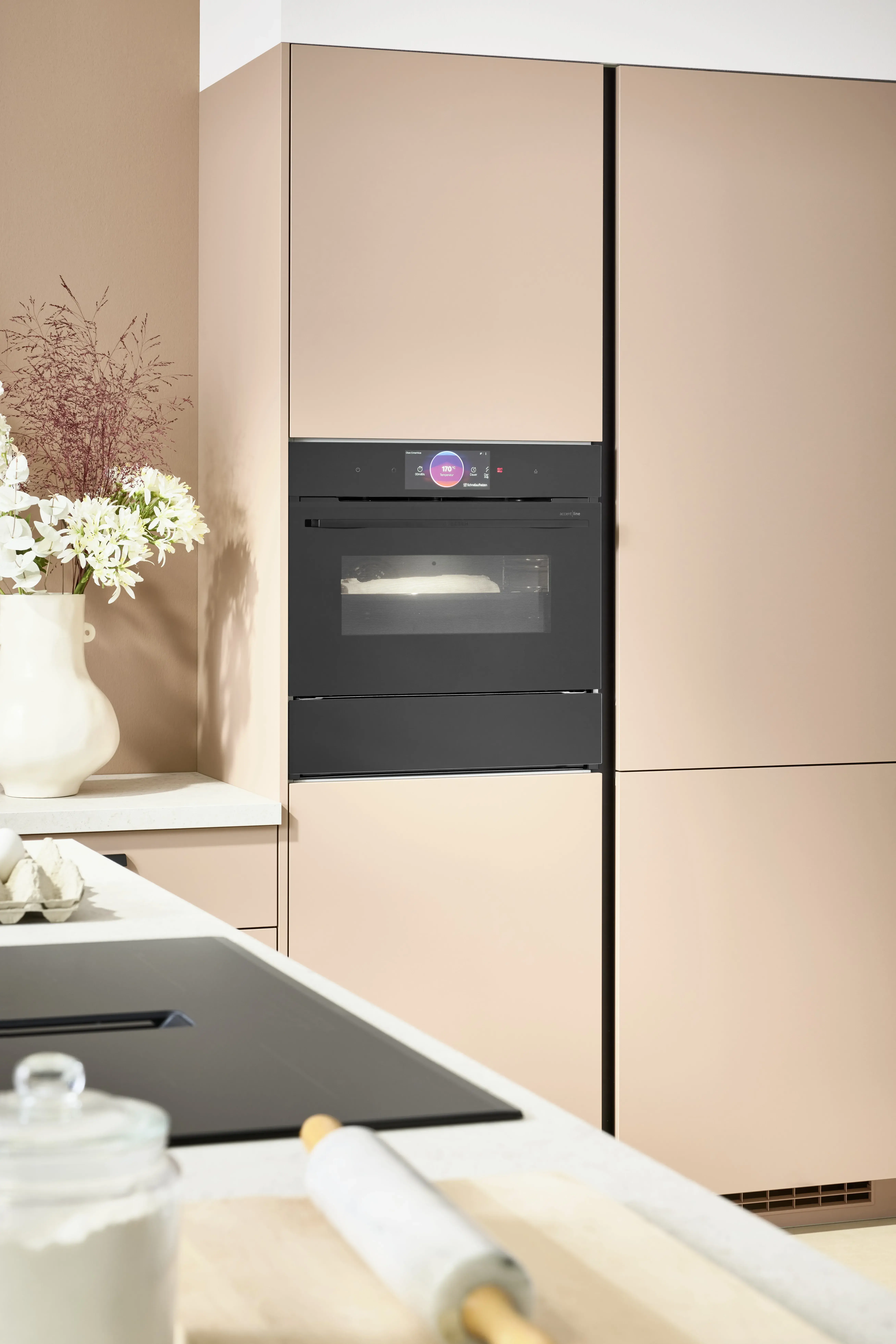 NOBILIA Koralle mit Bosch Geräten - Fokus auf Backofen, Einbaugerät mir Wärmeschublade