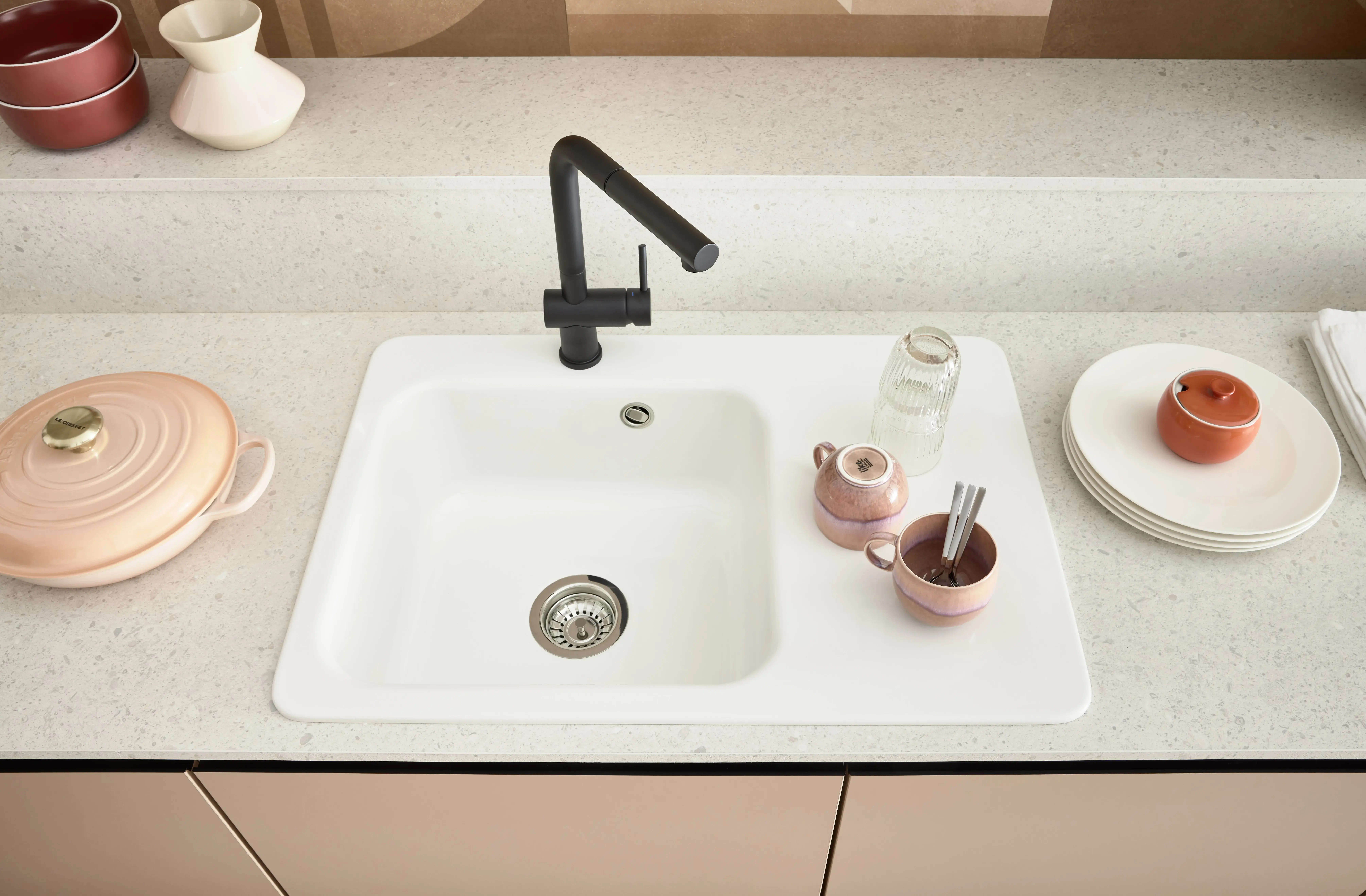 NOBILIA Koralle mit systemceram Spüle und Armatur, weiße Keramikspüle und schwarz,matter Armatur