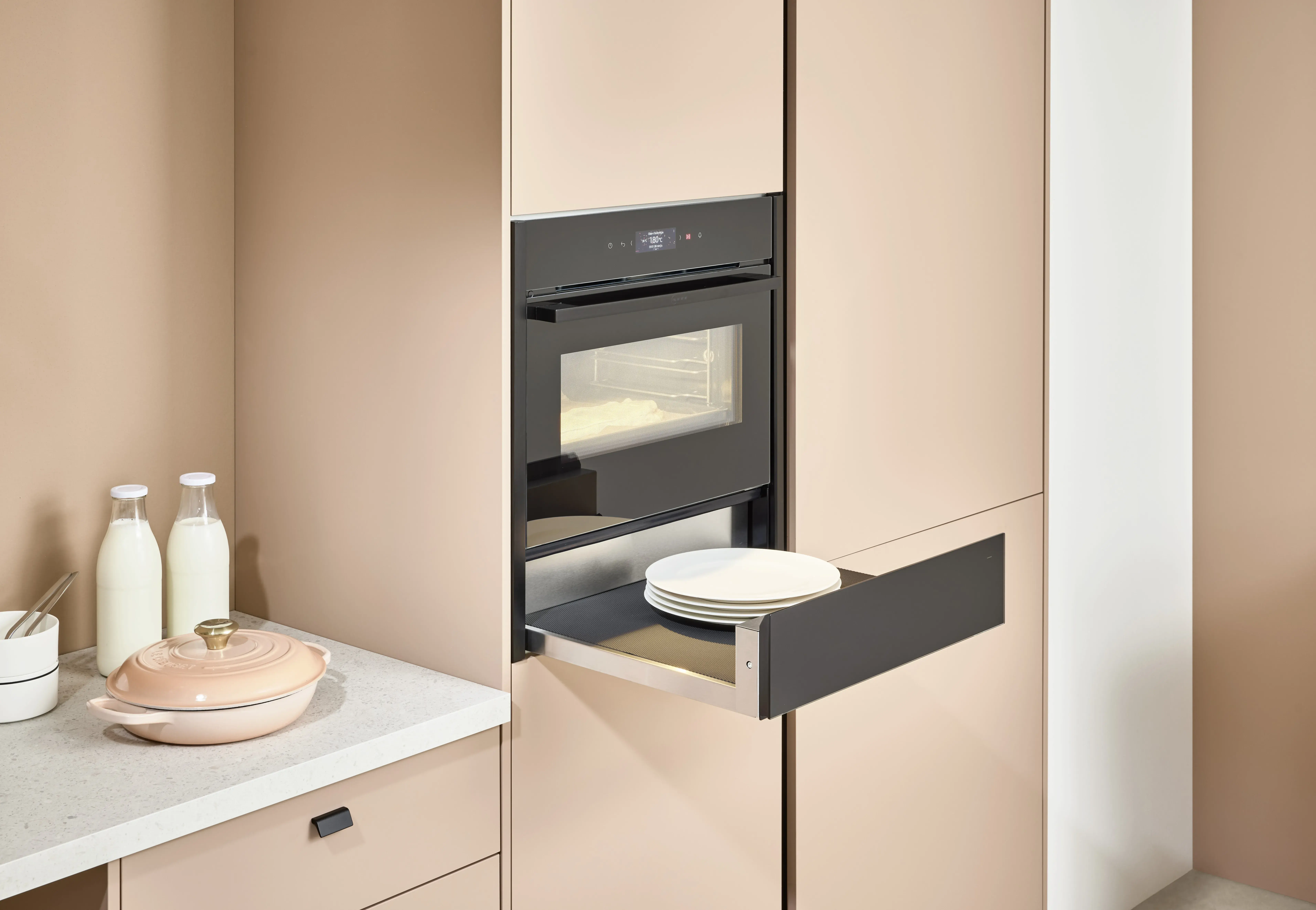 NOBILIA Koralle mit Neff Geräten - Fokus auf Backofen mit Wärmeschublade, geöffnet, Einbaugerät