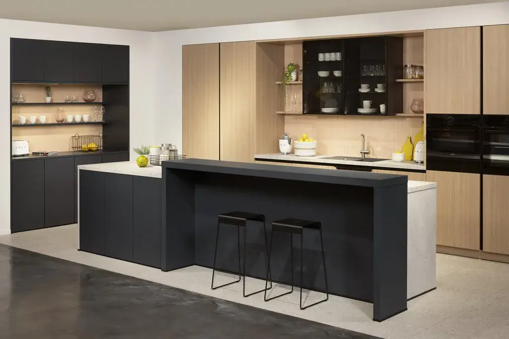 Küchenstudio Mönchengladbach, Inselküche, Rillenfront 