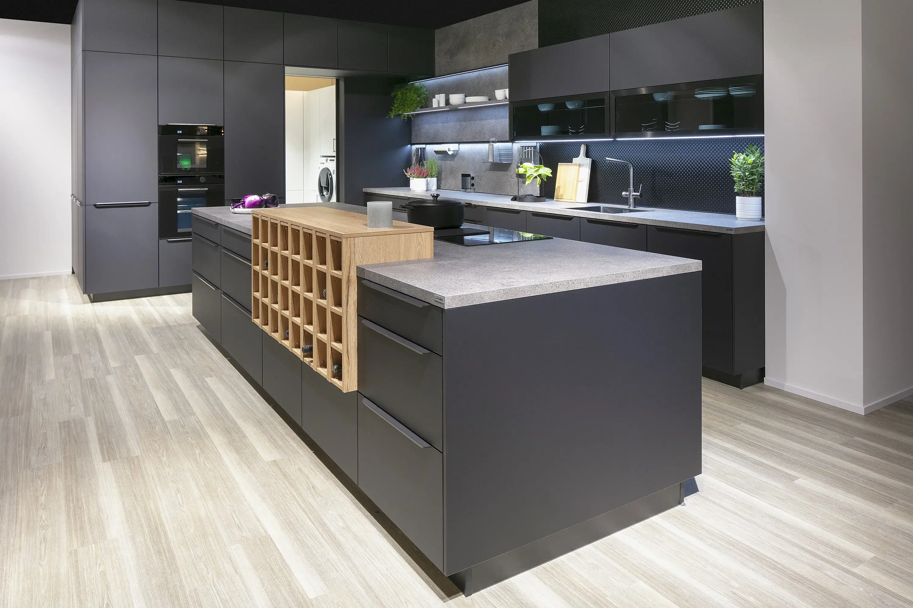 Massivholz-Weinregal in einer grauen Kücheninsel